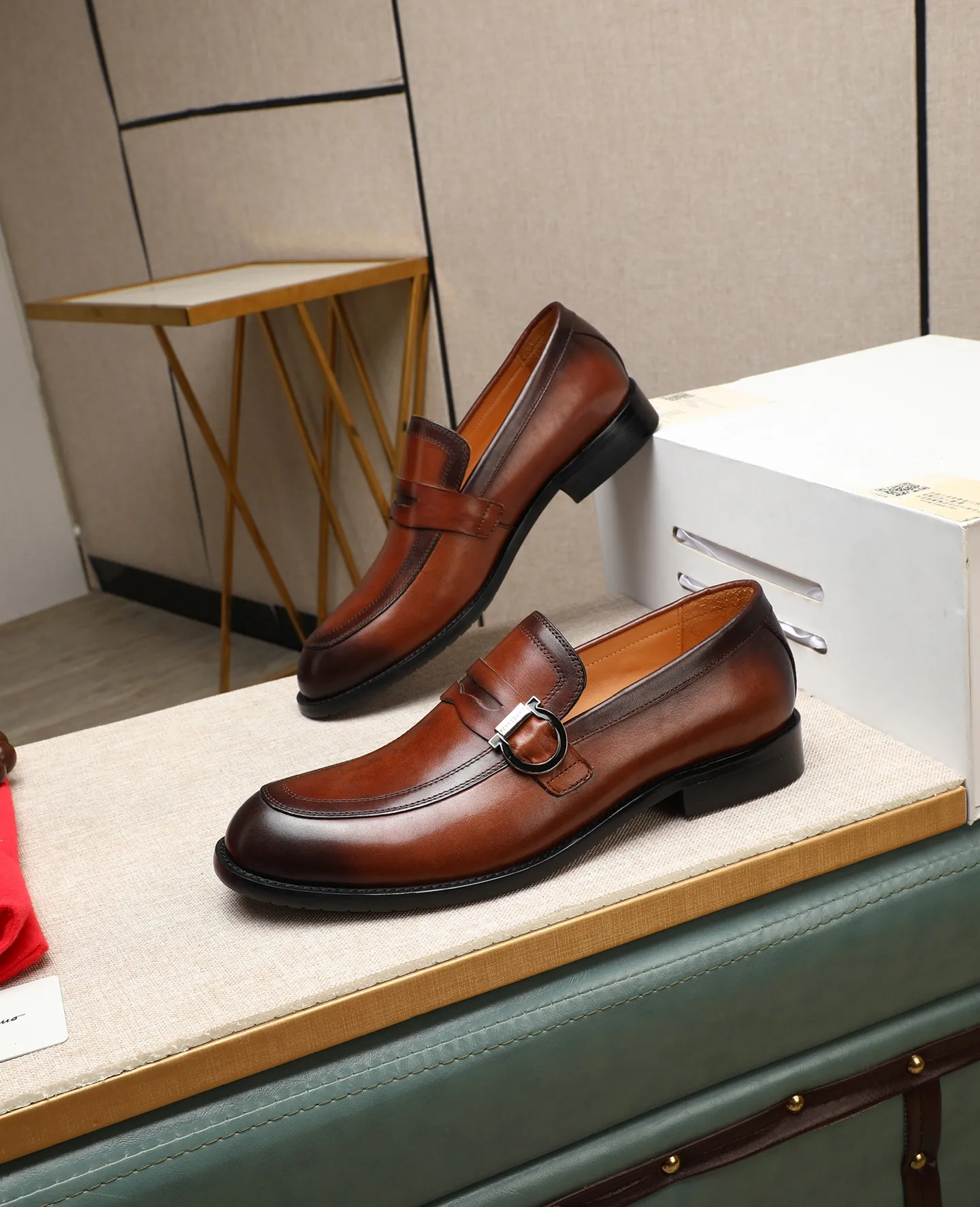 Men's shoes 💰560 📛📛(water-dyed cow lining) Salvatore Ferragamo high-end (Salvatore Ferragamo) is the world's top luxury footwear brand. It comes from the fashion kingdom of Italy. It is famous all over the world for its traditional handmade design and novel styles... 🚶🏻🚶🏻New suit shoes are available simultaneously at the counter. This model is made of pure handmade imported Italian calfskin fabric ➕soft water-dyed cowhide lining Original authentic outsole🌀🌀Size: 38➖44 (45 46 customized)